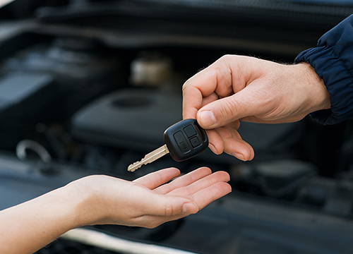 Locksmith in Forest Park GA replacing and programming car keys and smart key fobs